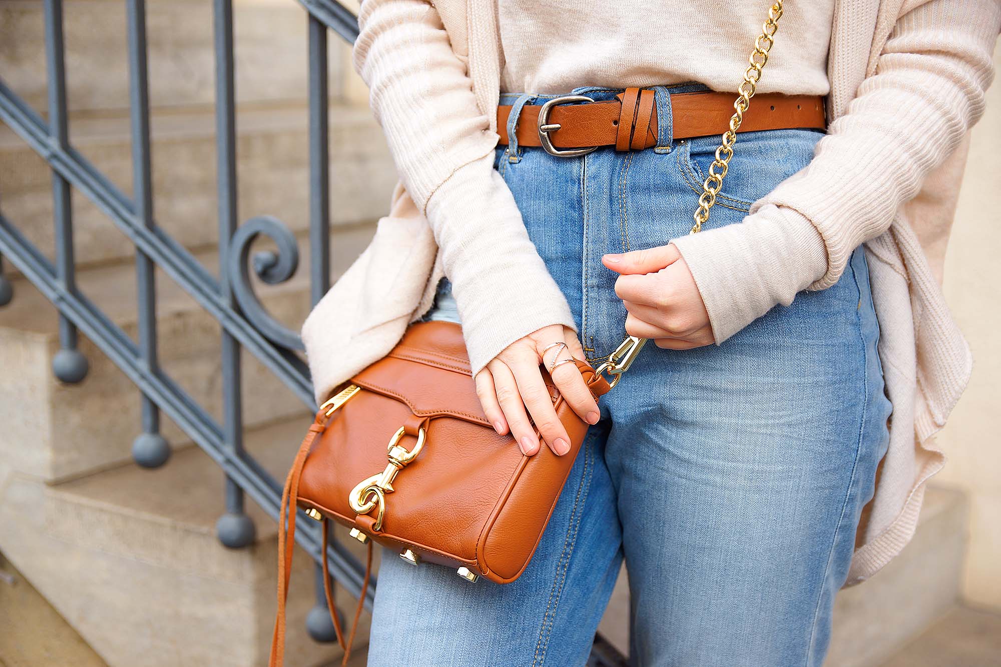 How-to-wear-a-Mom-Jeans-Outfit-Ideen-Rebecca-Minkoff