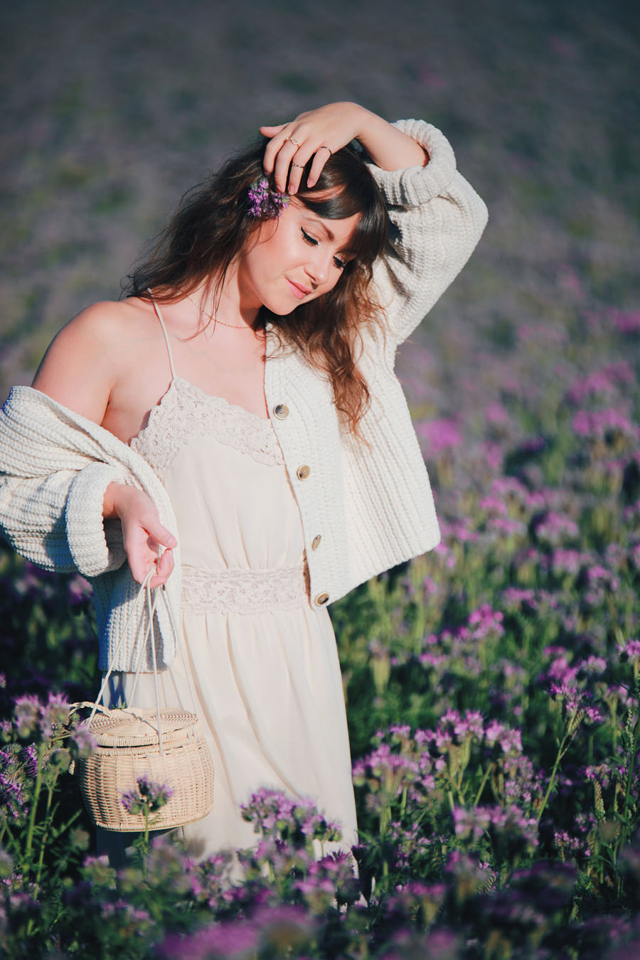 Romantischer Sommerlook mitten im Blumenmeer-Modeblog-Style by An